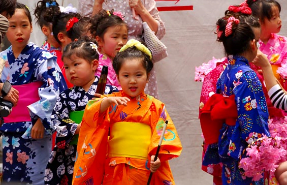 Anak-anak perempuan yang ceria merayakan Hina Matsuri